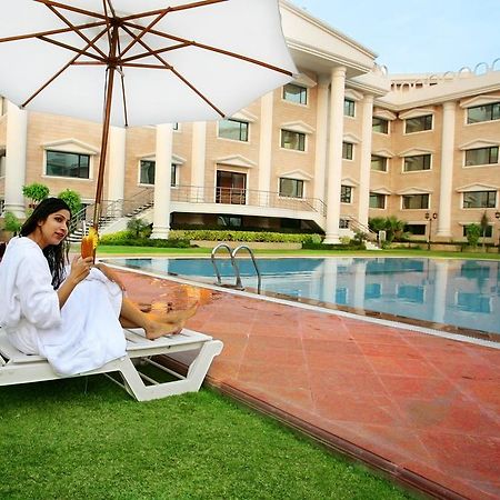 Holiday Regency Moradabad Buitenkant foto