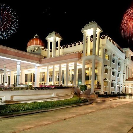 Holiday Regency Moradabad Buitenkant foto