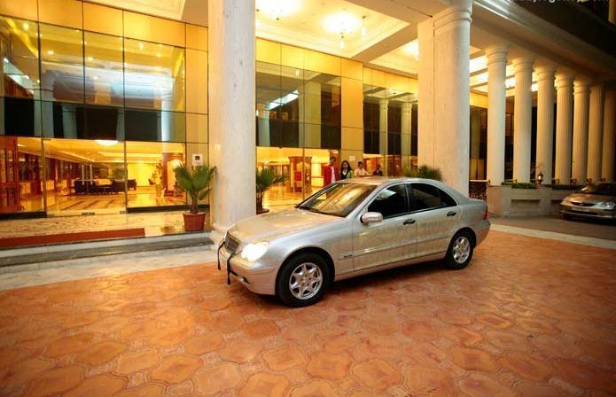 Holiday Regency Moradabad Buitenkant foto