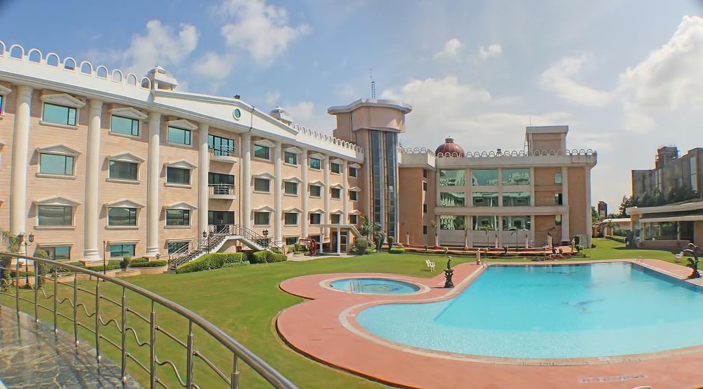 Holiday Regency Moradabad Buitenkant foto