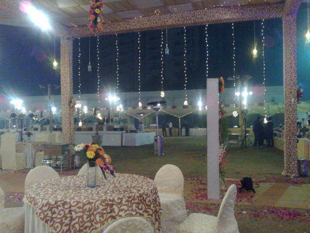 Holiday Regency Moradabad Buitenkant foto