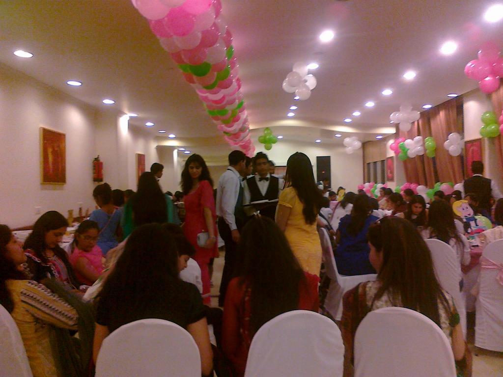 Holiday Regency Moradabad Buitenkant foto