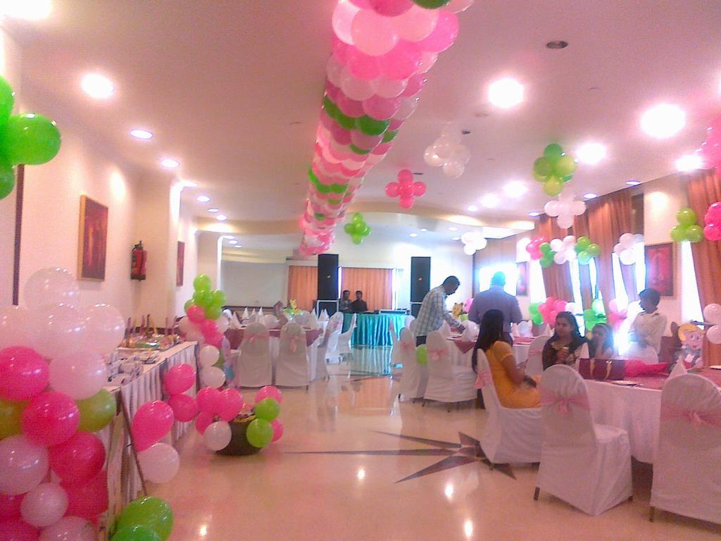 Holiday Regency Moradabad Buitenkant foto