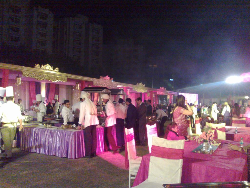 Holiday Regency Moradabad Buitenkant foto