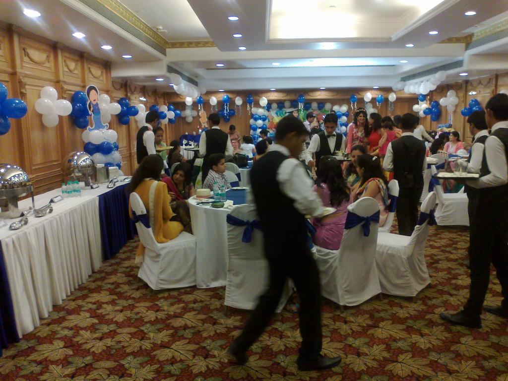 Holiday Regency Moradabad Buitenkant foto