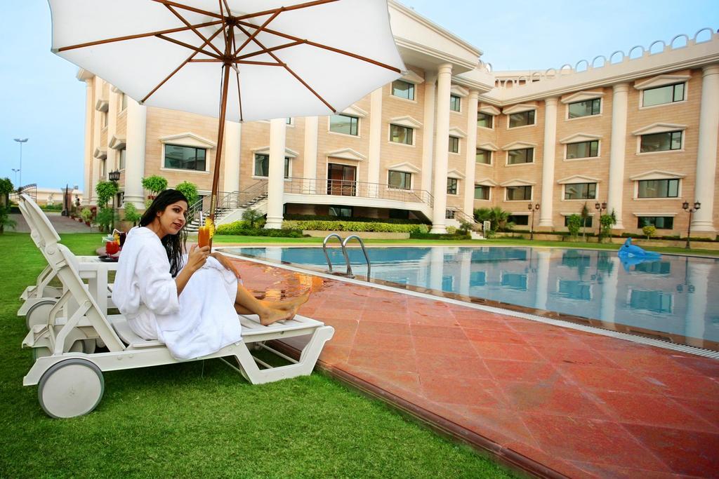 Holiday Regency Moradabad Buitenkant foto