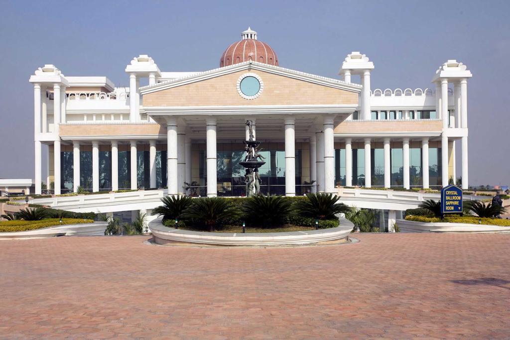 Holiday Regency Moradabad Buitenkant foto