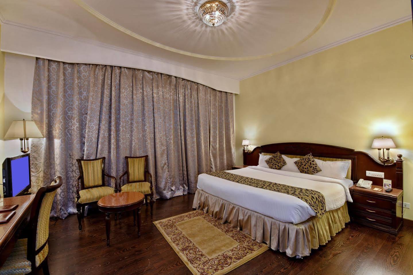 Holiday Regency Moradabad Buitenkant foto